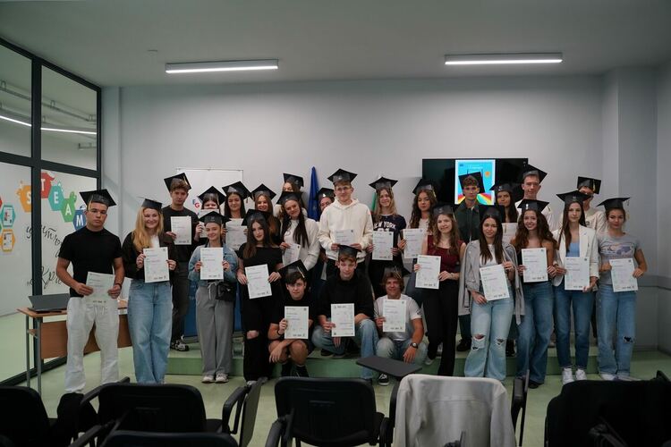 32 ученици от Езиковата с Кеймбридж сертификати, училището бе отличено като водещ изпитен център