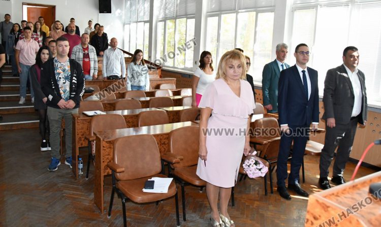 Областният управител д-р Стефка Здравкова и заместниците ѝ са сред новоприетите студенти в УНСС-Хасково