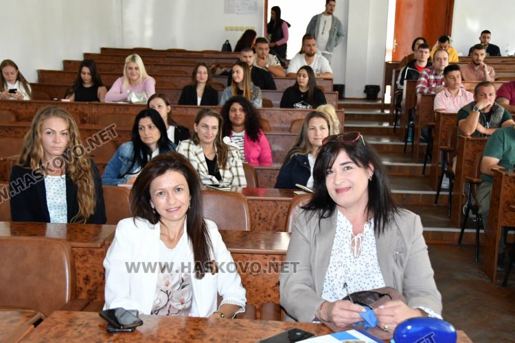 Областният управител д-р Стефка Здравкова и заместниците ѝ са сред новоприетите студенти в УНСС-Хасково