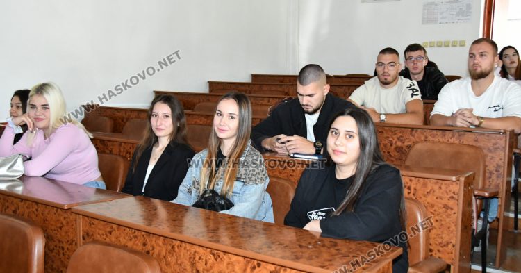 Областният управител д-р Стефка Здравкова и заместниците ѝ са сред новоприетите студенти в УНСС-Хасково