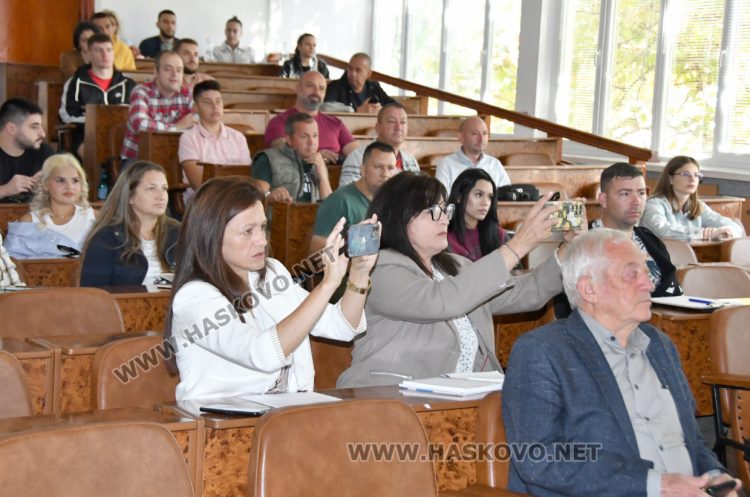 Областният управител д-р Стефка Здравкова и заместниците ѝ са сред новоприетите студенти в УНСС-Хасково