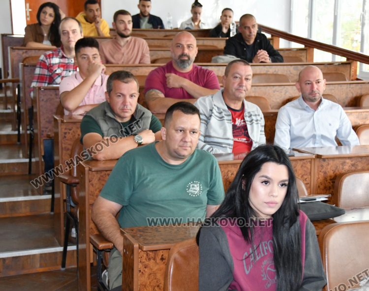 Областният управител д-р Стефка Здравкова и заместниците ѝ са сред новоприетите студенти в УНСС-Хасково