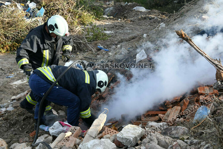Пак горя строителното сметище до Водонапорната кула