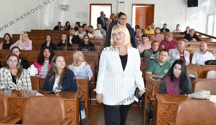 Областният управител д-р Стефка Здравкова и заместниците ѝ са сред новоприетите студенти в УНСС-Хасково