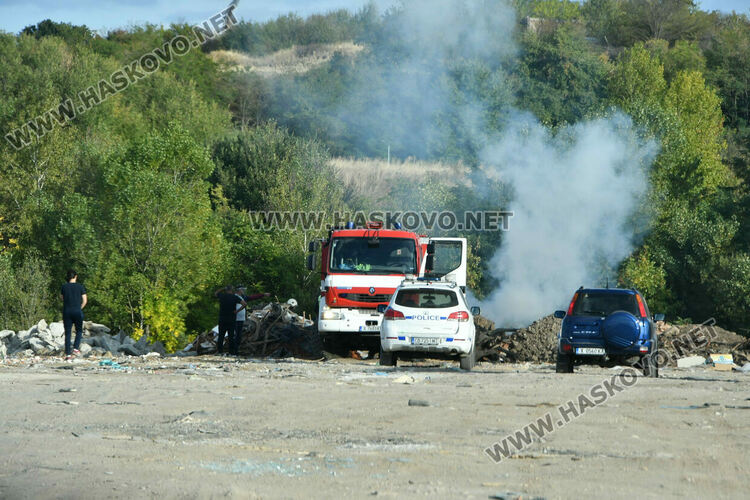 Пак горя строителното сметище до Водонапорната кула