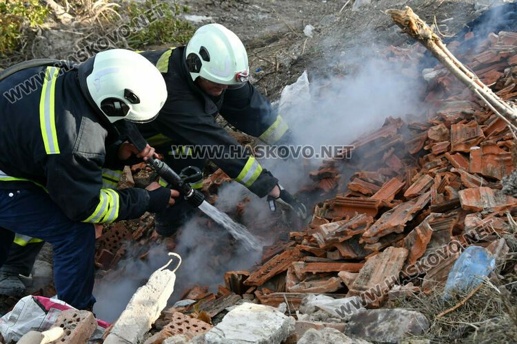 Пак горя строителното сметище до Водонапорната кула