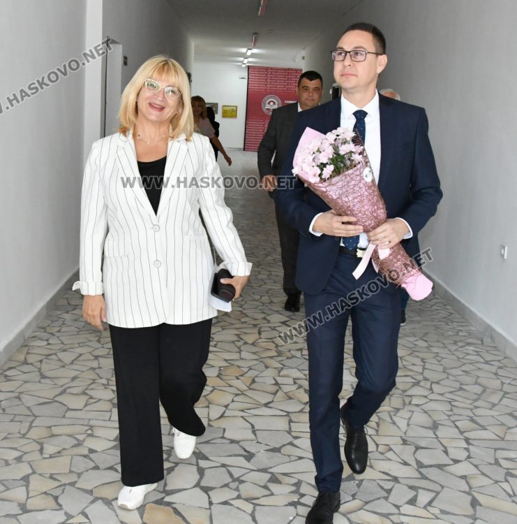 Областният управител д-р Стефка Здравкова и заместниците ѝ са сред новоприетите студенти в УНСС-Хасково