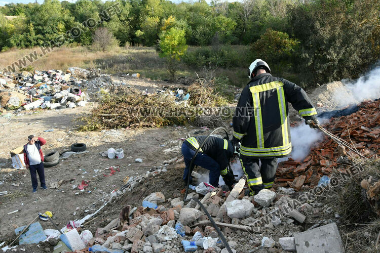 Пак горя строителното сметище до Водонапорната кула