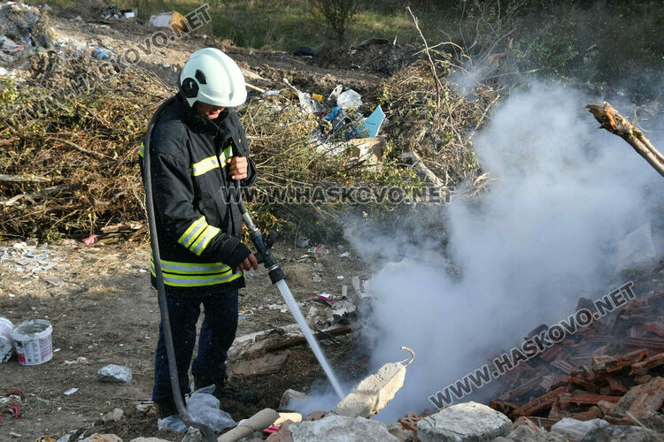 Пак горя строителното сметище до Водонапорната кула