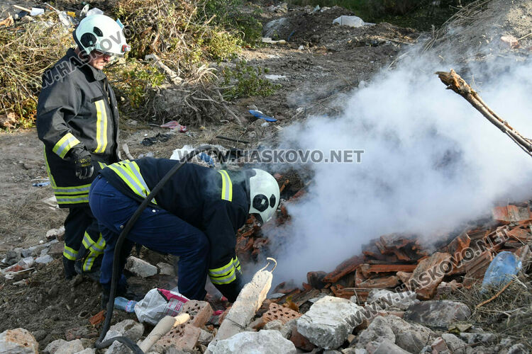 Пак горя строителното сметище до Водонапорната кула
