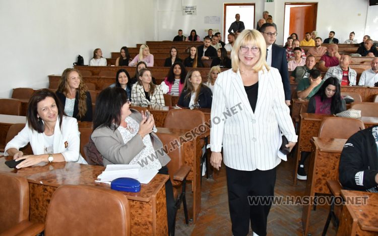 Областният управител д-р Стефка Здравкова и заместниците ѝ са сред новоприетите студенти в УНСС-Хасково