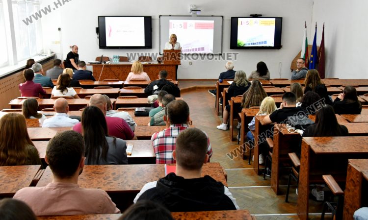 Областният управител д-р Стефка Здравкова и заместниците ѝ са сред новоприетите студенти в УНСС-Хасково