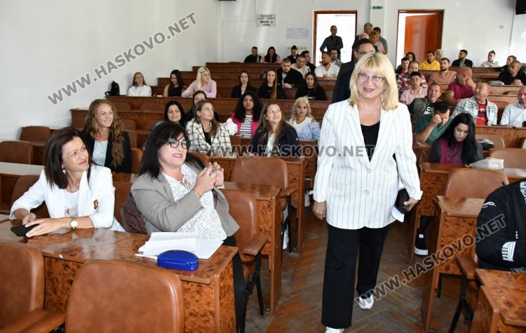 Областният управител д-р Стефка Здравкова и заместниците ѝ са сред новоприетите студенти в УНСС-Хасково