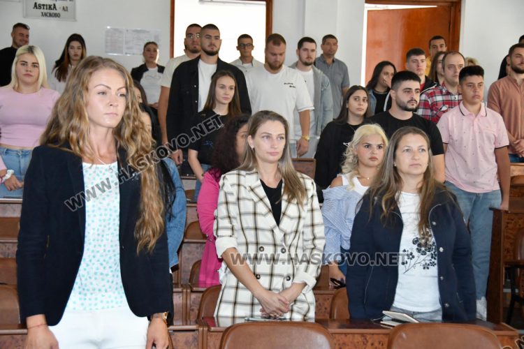 Областният управител д-р Стефка Здравкова и заместниците ѝ са сред новоприетите студенти в УНСС-Хасково