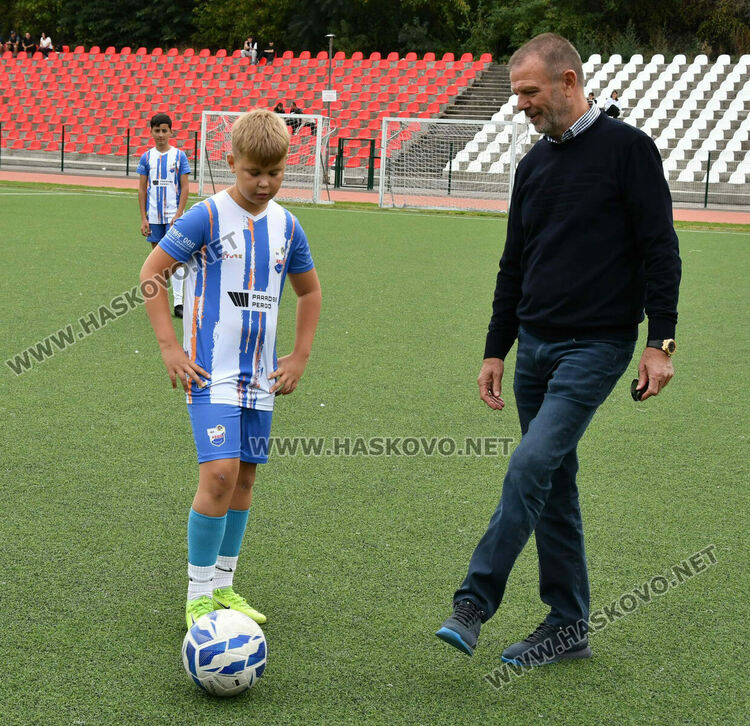 Легендата Стойчо Младенов на футболен рожден ден в Хасково