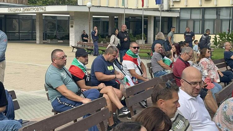 Стотици викаха за България на площада в Димитровград