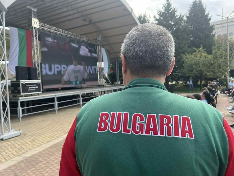 Стотици викаха за България на площада в Димитровград