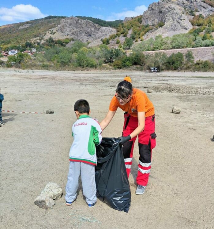  Организираха семеен доброволчески уикенд край „Студен кладенец“
