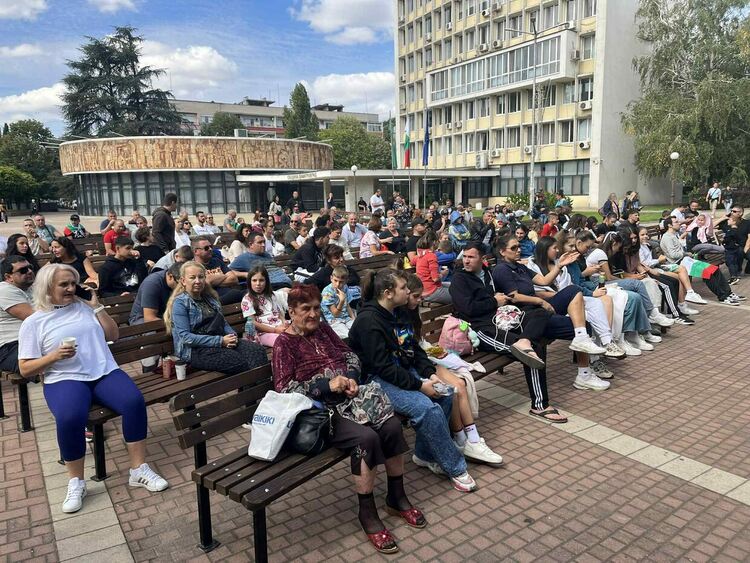 Стотици викаха за България на площада в Димитровград