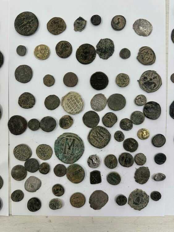 Задържаха 307 старинни монети, скрити под касетка със зеленчуци
