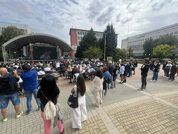 Стотици викаха за България на площада в Димитровград