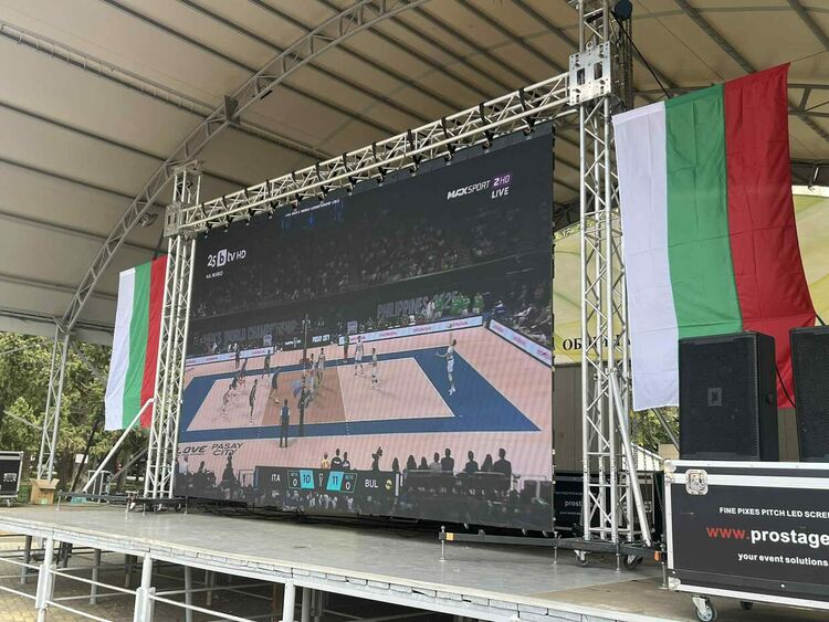 Стотици викаха за България на площада в Димитровград