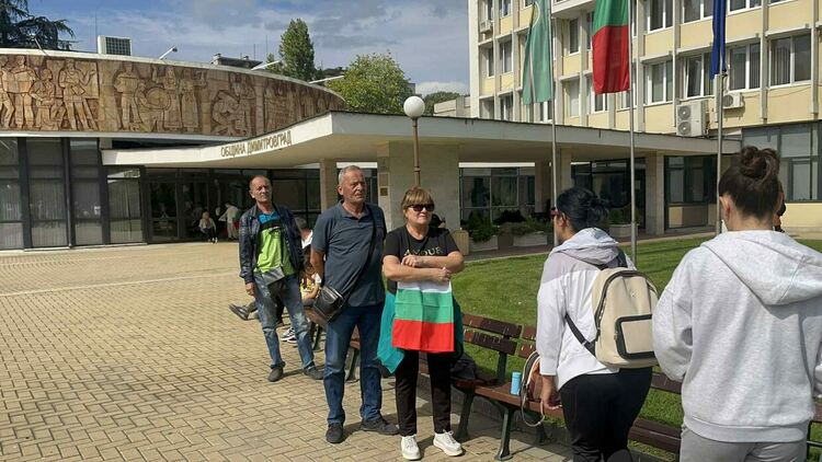 Стотици викаха за България на площада в Димитровград
