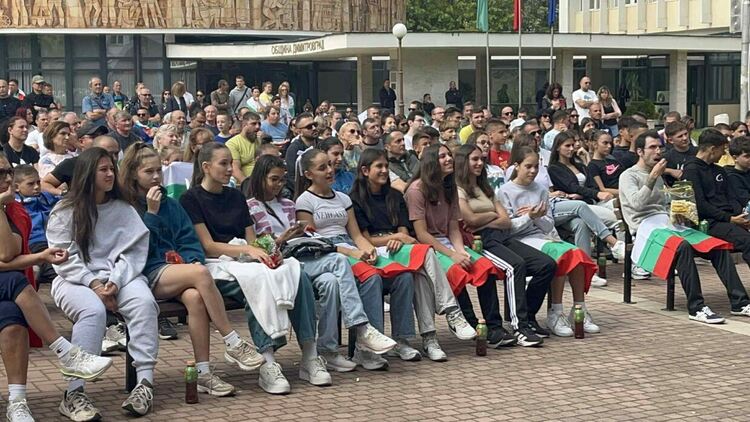 Стотици викаха за България на площада в Димитровград