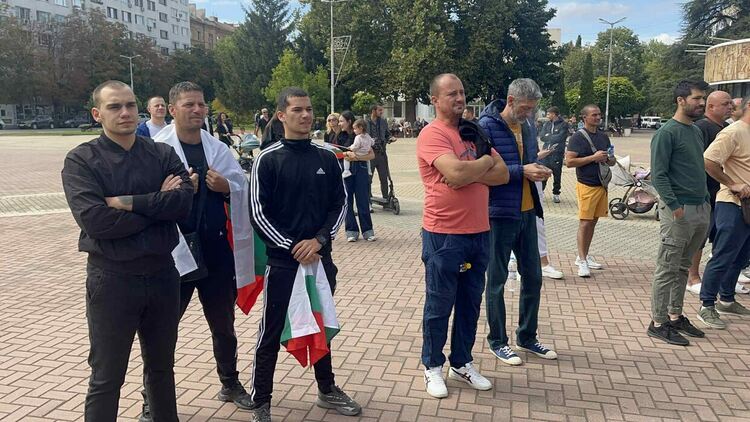 Стотици викаха за България на площада в Димитровград