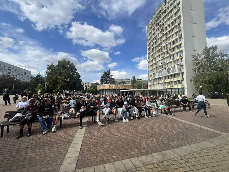 Стотици викаха за България на площада в Димитровград