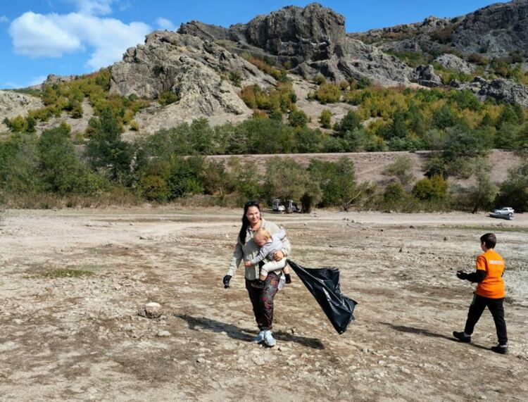  Организираха семеен доброволчески уикенд край „Студен кладенец“