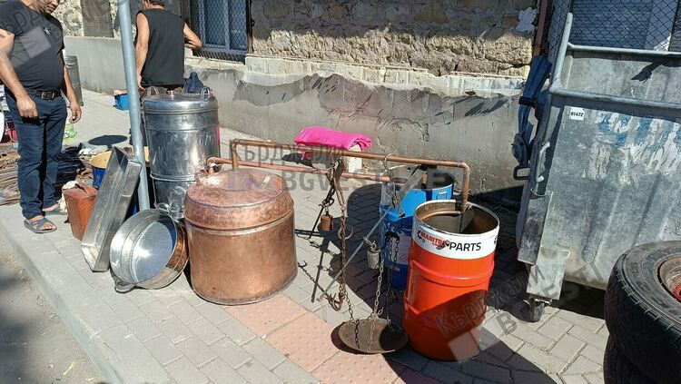 Кърджалийци се запасяват с домашни казани за ракия,заради намеренията на правителството да посегне на ракиджиите