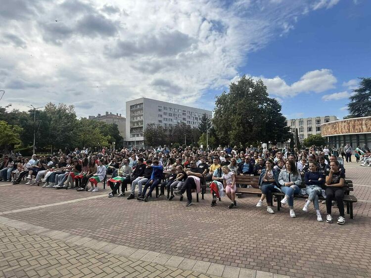 Стотици викаха за България на площада в Димитровград