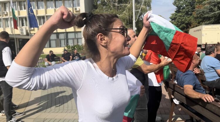 Стотици викаха за България на площада в Димитровград