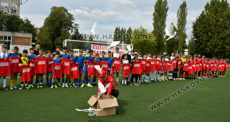 Легендата Стойчо Младенов на футболен рожден ден в Хасково
