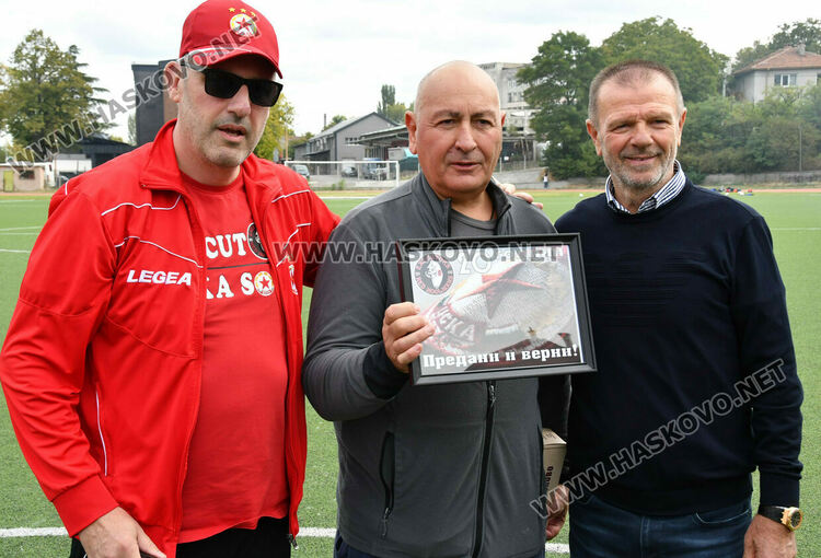 Легендата Стойчо Младенов на футболен рожден ден в Хасково