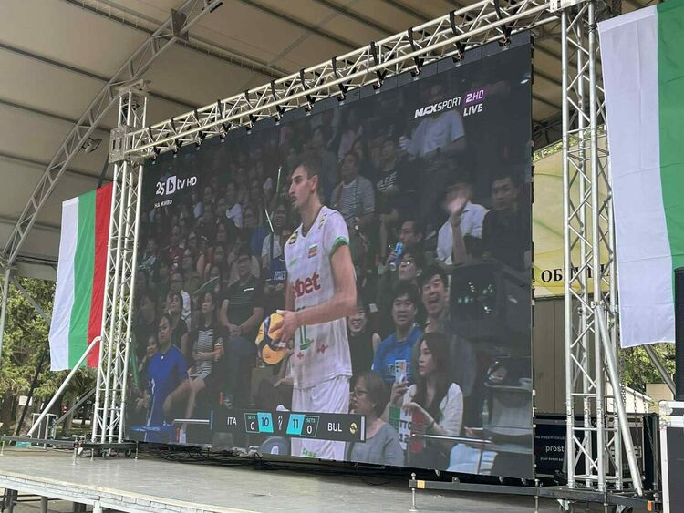 Стотици викаха за България на площада в Димитровград