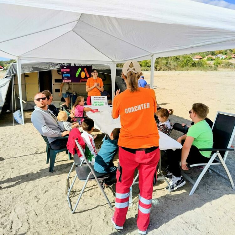  Организираха семеен доброволчески уикенд край „Студен кладенец“