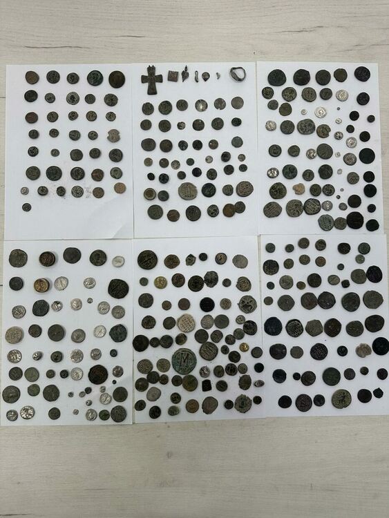 Задържаха 307 старинни монети, скрити под касетка със зеленчуци