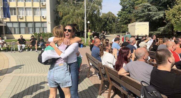 Стотици викаха за България на площада в Димитровград