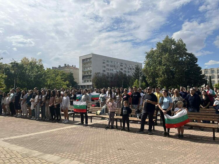 Стотици викаха за България на площада в Димитровград