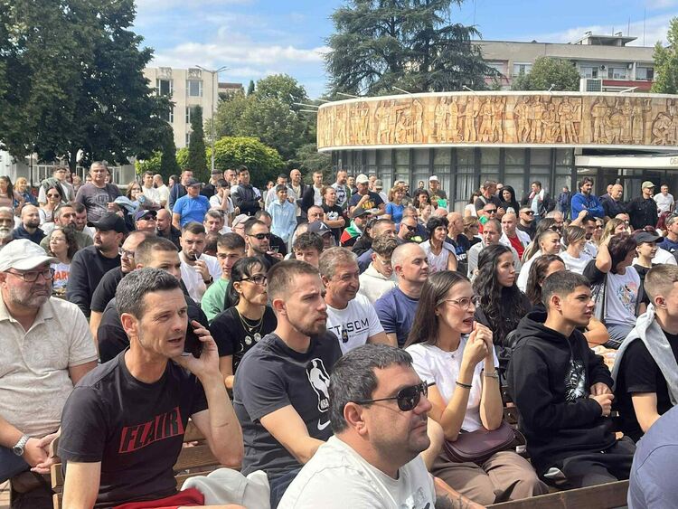 Стотици викаха за България на площада в Димитровград