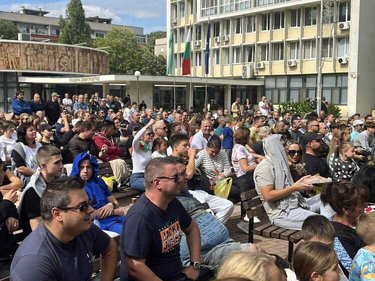 Стотици викаха за България на площада в Димитровград