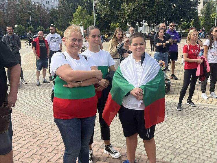 Стотици викаха за България на площада в Димитровград