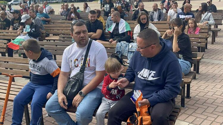 Стотици викаха за България на площада в Димитровград