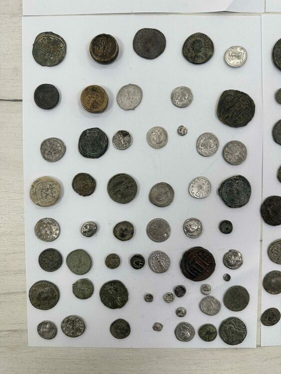 Задържаха 307 старинни монети, скрити под касетка със зеленчуци