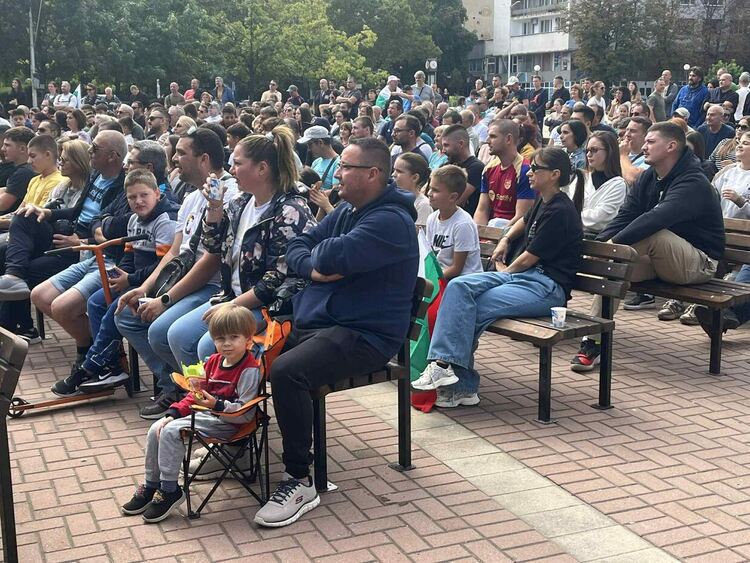 Стотици викаха за България на площада в Димитровград
