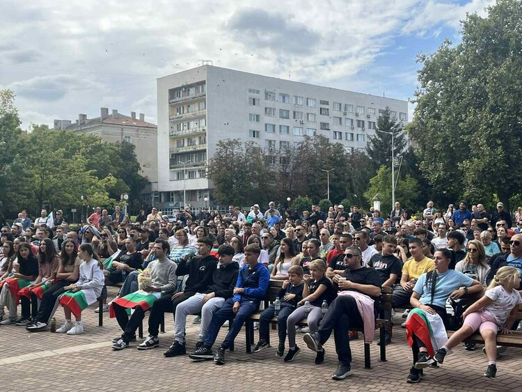 Стотици викаха за България на площада в Димитровград