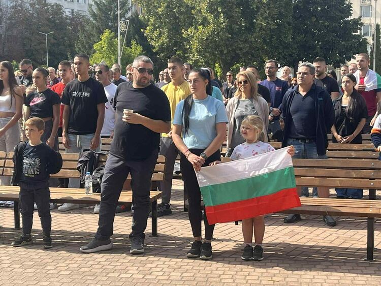 Стотици викаха за България на площада в Димитровград