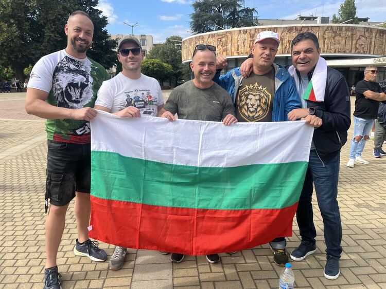 Стотици викаха за България на площада в Димитровград